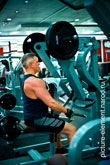 Фото мужчины, сидящего на тренажере Low Row (Pure Strength), во время выполнения тяги