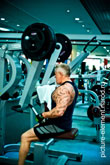 Фото мужчины, сидящего во время упражнения на тренажере Technogym Low Row Pure Strength