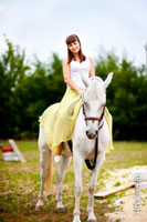 Летнее фото девушки на белой лошади в полный рост