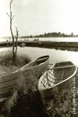 Черно-белый фото пейзаж с двумя лодками на берегу