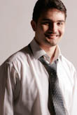 Фото мужчины с улыбкой в рубашке и галстуке, грудной портретный план