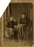 Старинная военная черно-белая фотография. Два солдата в фотоаталье (фото в разрешении 1260 на 1700 пикселей)
