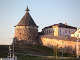 Фото башни Соловецкого монастыря и монастырских зданий