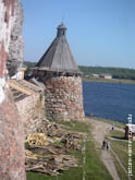 Фото стены и большой башни Соловецкого монастыря из камня