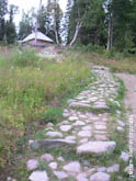 Фото каменной тропы к часовне Александра Невского