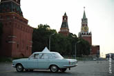 Фото автомобиля Волга 24-10 в Москве у Кремлевской стены