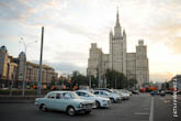 Фото автомобиля Волга 24-10 в Москве на фоне сталинской высотки