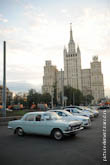Фото автомобиля Волга 24-10 в Москве на фоне сталинской высотки