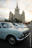 Фото передней части автомобиля ГАЗ 24-10 «Волга»  в Москве на фоне сталинской высотки
