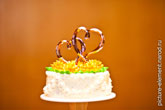 Фото верхушки свадебного торта с двумя золотыми сердцами