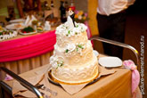 Фото 3-х ярусного свадебного торта с фигурками жениха и невесты сверху