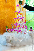Свадебный фото натюрморт: стоит пирамида из бокалов, вверху наливается шампанское, внизу белый дым