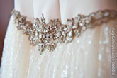 Фото фрагмент драгоценных украшений на свадебном платье невесты