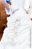 Фото фрагмент украшений из ткани на свадебном платье невесты