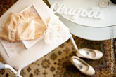 Фото чулок и подвязки невесты на стуле, внизу - туфли невесты, вдали - буквы «Свадьба»