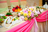 Фото свадебного стола: белые буквы Семья, свадебные цветы, сервированный стол и угощения