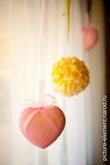 Фото свадебного декора на шторах: розовое сердце и другие свадебные аксессуары