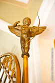 Фото бронзовой фигуры ангела с луком и стрелой