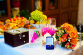 Свадебная открытка-приглашение на свадьбу, коробочка с обручальными кольцами, букет невесты, свадебные бокалы на столе