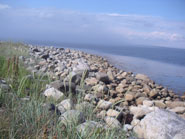 Соловецкий фото пейзаж: булыжники, вода и небо