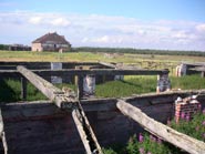 Соловецкий фото пейзаж: старое основание фундамента дома и большие просторы