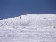 Зимний фото пейзаж: канатная дорога и снежный склон