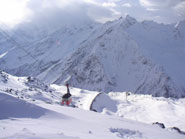 Фото кабины фуникулера на фоне снежных гор