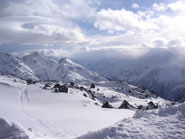 Зимний фото пейзаж: горы, снег и белые облака