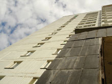 Фото панельного многоэтажного дома снизу в уходящей вперед перспективе в полном размере 2592 на 1944 пикселя (2,33 Мб)