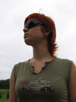 Фотопортрет девушки с красными волосами в солнечных очках
